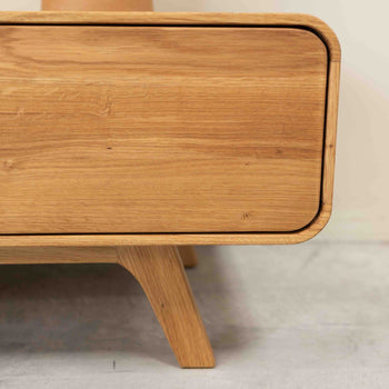 Credenza in legno massiccio NordicStory Geneva in rovere, 120 x 45 x 36,5 cm.