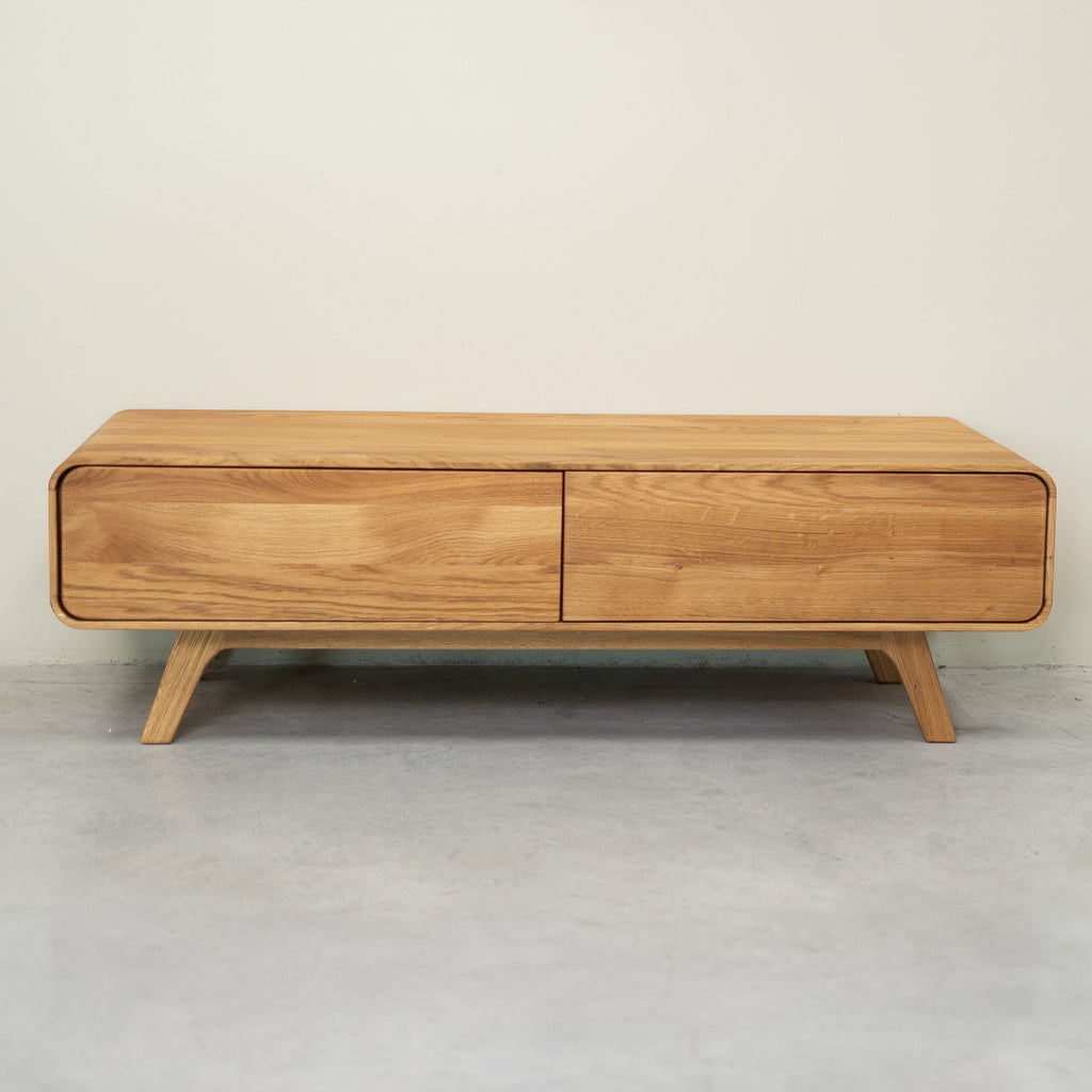 Credenza in legno massiccio NordicStory Geneva in rovere, 120 x 45 x 36,5 cm.