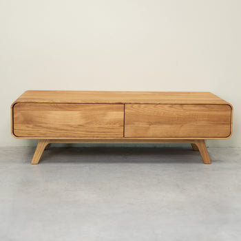Credenza in legno massiccio NordicStory Geneva in rovere, 120 x 45 x 36,5 cm.