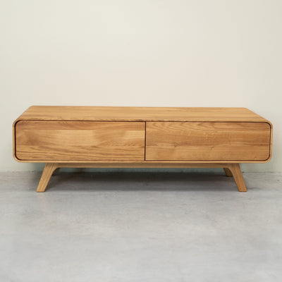 Credenza in legno massiccio NordicStory Geneva in rovere, 120 x 45 x 36,5 cm.