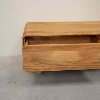 Credenza in legno massiccio NordicStory Geneva in rovere, 120 x 45 x 36,5 cm.