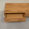 Credenza in legno massiccio NordicStory Geneva in rovere, 120 x 45 x 36,5 cm.