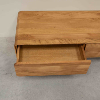 Credenza in legno massiccio NordicStory Geneva in rovere, 120 x 45 x 36,5 cm.