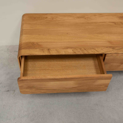 Credenza in legno massiccio NordicStory Geneva in rovere, 120 x 45 x 36,5 cm.