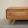 Credenza in legno massiccio NordicStory Geneva in rovere, 120 x 45 x 36,5 cm.