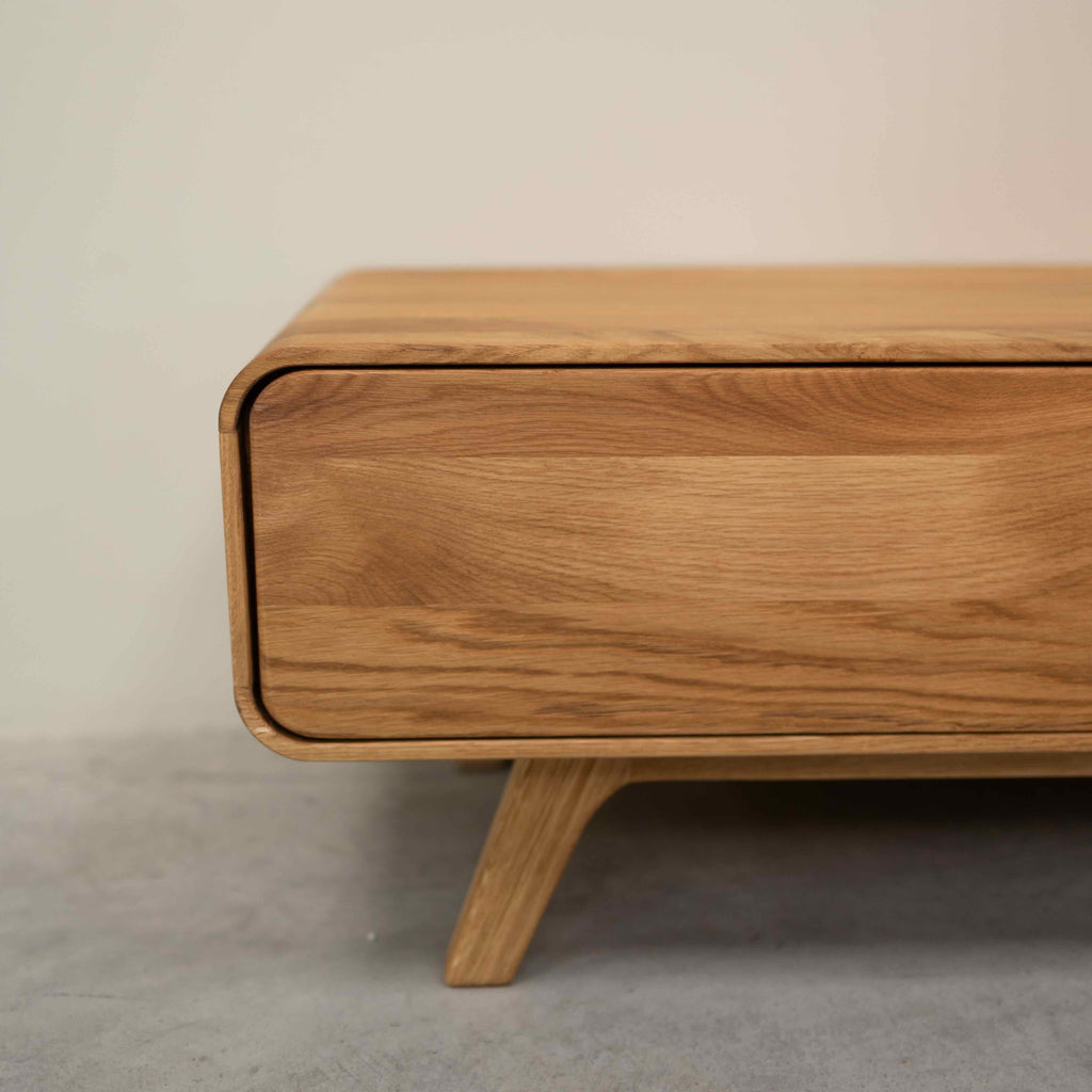 Credenza in legno massiccio NordicStory Geneva in rovere, 120 x 45 x 36,5 cm.