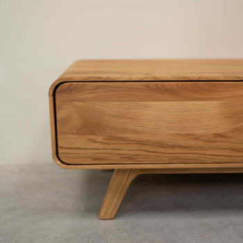 Credenza in legno massiccio NordicStory Geneva in rovere, 120 x 45 x 36,5 cm.