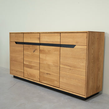 Credenza in legno massiccio NordicStory Bremen, rovere, 180 x 42 x 90 cm.