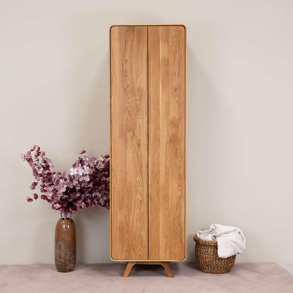 Mobile NordicStory a 2 ante in rovere massiccio di Ginevra, 60 x 45 x 200 cm.