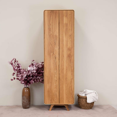 Mobile NordicStory a 2 ante in rovere massiccio di Ginevra, 60 x 45 x 200 cm.