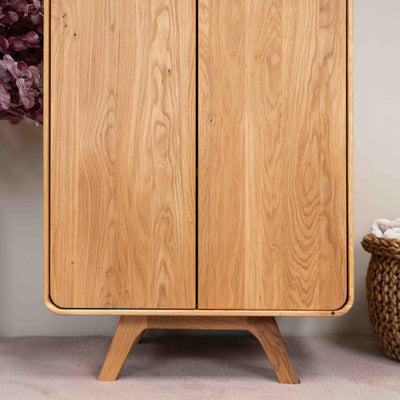 Mobile NordicStory a 2 ante in rovere massiccio di Ginevra, 60 x 45 x 200 cm.