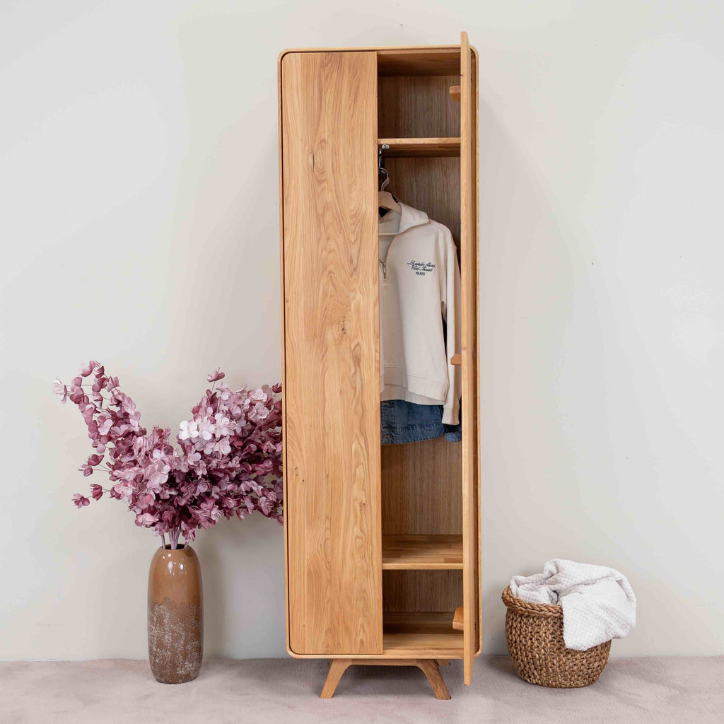 Mobile NordicStory a 2 ante in rovere massiccio di Ginevra, 60 x 45 x 200 cm.