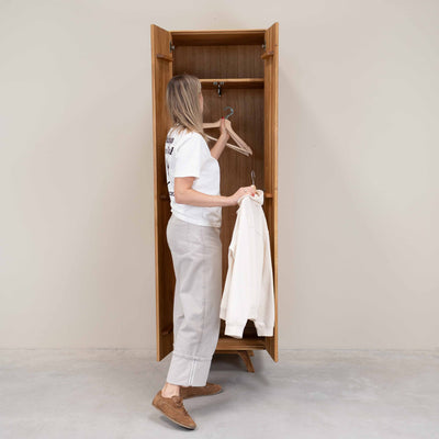 Mobile NordicStory a 2 ante in rovere massiccio di Ginevra, 60 x 45 x 200 cm.