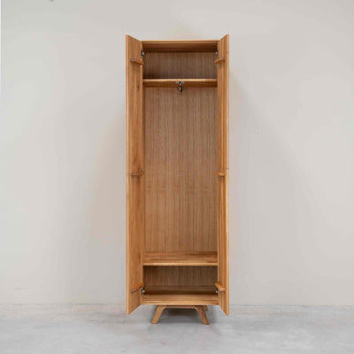 Mobile NordicStory a 2 ante in rovere massiccio di Ginevra, 60 x 45 x 200 cm.