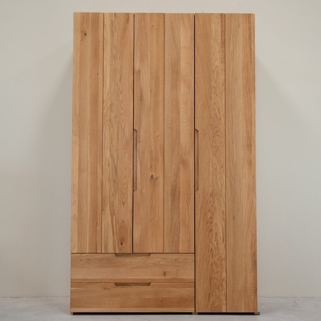 Armadio in rovere massiccio NordicStory Tron, 135 x 55 x 220 cm.