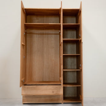 Armadio in rovere massiccio NordicStory Tron, 135 x 55 x 220 cm.