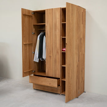 Armadio in rovere massiccio NordicStory Tron, 135 x 55 x 220 cm.