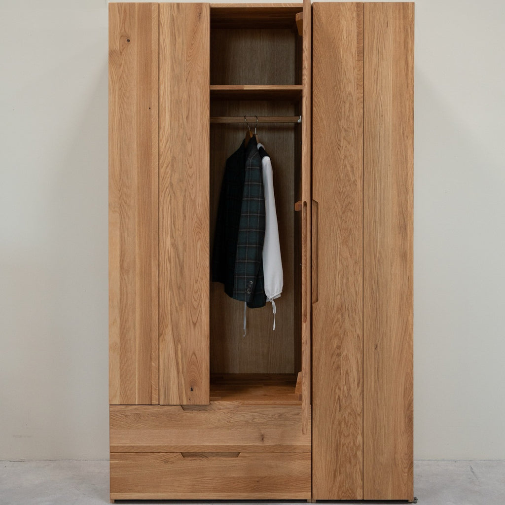 Armadio in rovere massiccio NordicStory Tron, 135 x 55 x 220 cm.