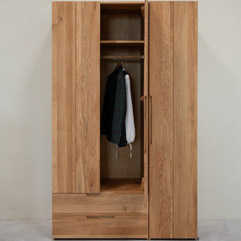 Armadio in rovere massiccio NordicStory Tron, 135 x 55 x 220 cm.