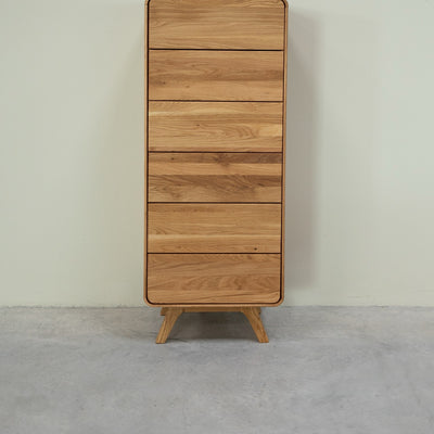 Cassettiera NordicStory in rovere massiccio Ginevra 1, 50 x 42 x 126 cm.