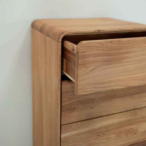Cassettiera NordicStory in rovere massiccio Ginevra 1, 50 x 42 x 126 cm.