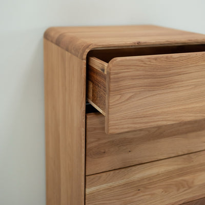 Cassettiera NordicStory in rovere massiccio Ginevra 1, 50 x 42 x 126 cm.