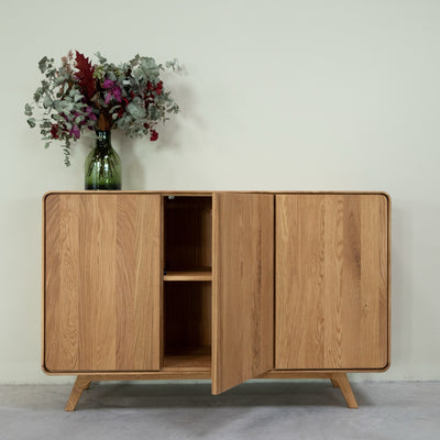 Credenza in rovere massiccio NordicStory Geneva 2, 134 x 45 x 86 cm.
