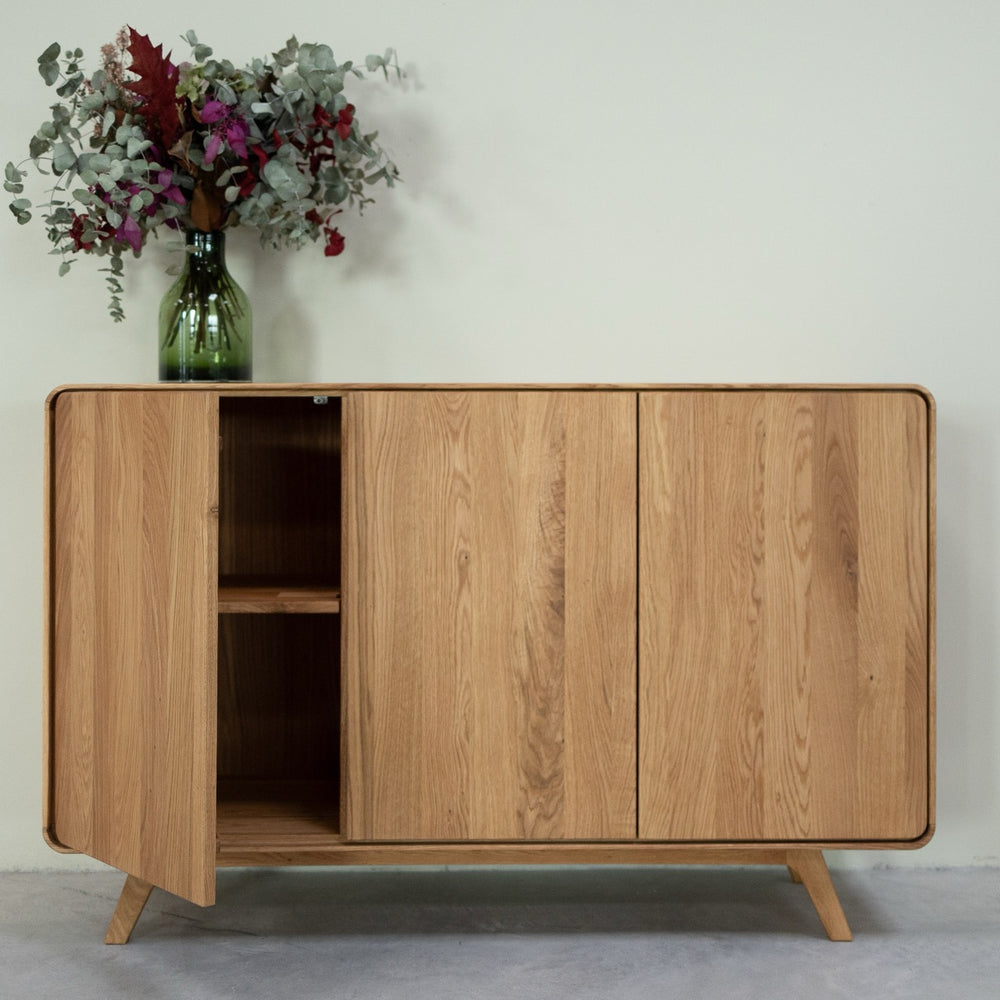 Credenza in rovere massiccio NordicStory Geneva 2, 134 x 45 x 86 cm.