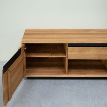 Porta TV NordicStory in rovere massiccio Brema, 160 x 42 x 50 cm.