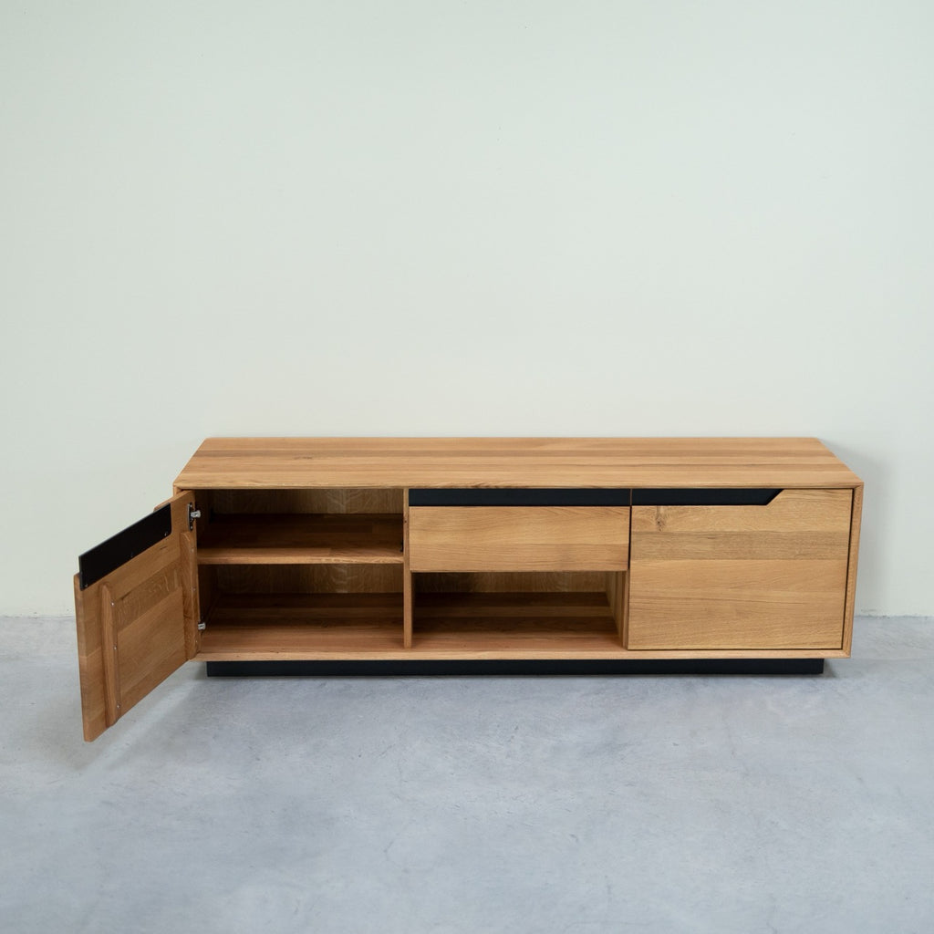 Porta TV NordicStory in rovere massiccio Brema, 160 x 42 x 50 cm.