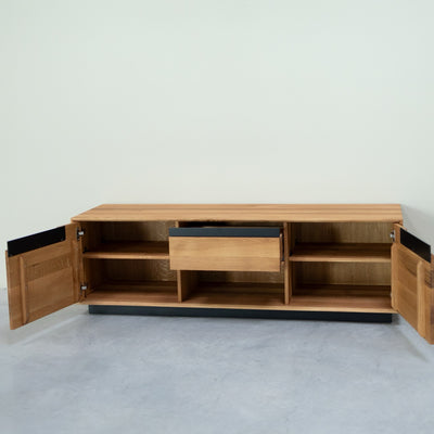 Porta TV NordicStory in rovere massiccio Brema, 160 x 42 x 50 cm.