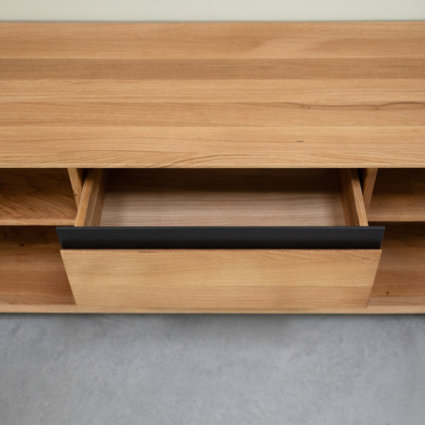 Porta TV NordicStory in rovere massiccio Brema, 160 x 42 x 50 cm.