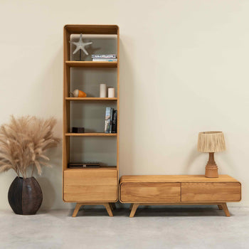 Credenza in legno massiccio NordicStory Geneva in rovere, 120 x 45 x 36,5 cm.