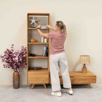 Credenza in legno massiccio NordicStory Geneva in rovere, 120 x 45 x 36,5 cm.
