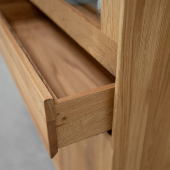 NordicStory Vetrina in legno massiccio di quercia Bremen 3, 124 x 38 x 134 cm.