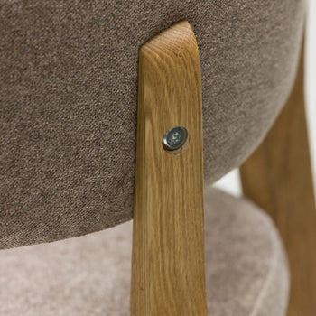 Veskor Confezione da 2 o 4 sedie da pranzo Claus in rovere massiccio, rivestite in rovere grigio o marrone.Store