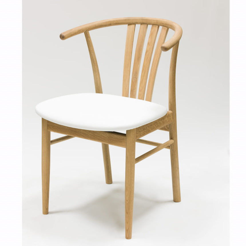Veskor Confezione da 2 o 4 sedie da pranzo in rovere massiccio Dagmar, rivestite in rovere bianco.