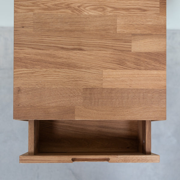 Comodino Escandi in legno massiccio di rovere
