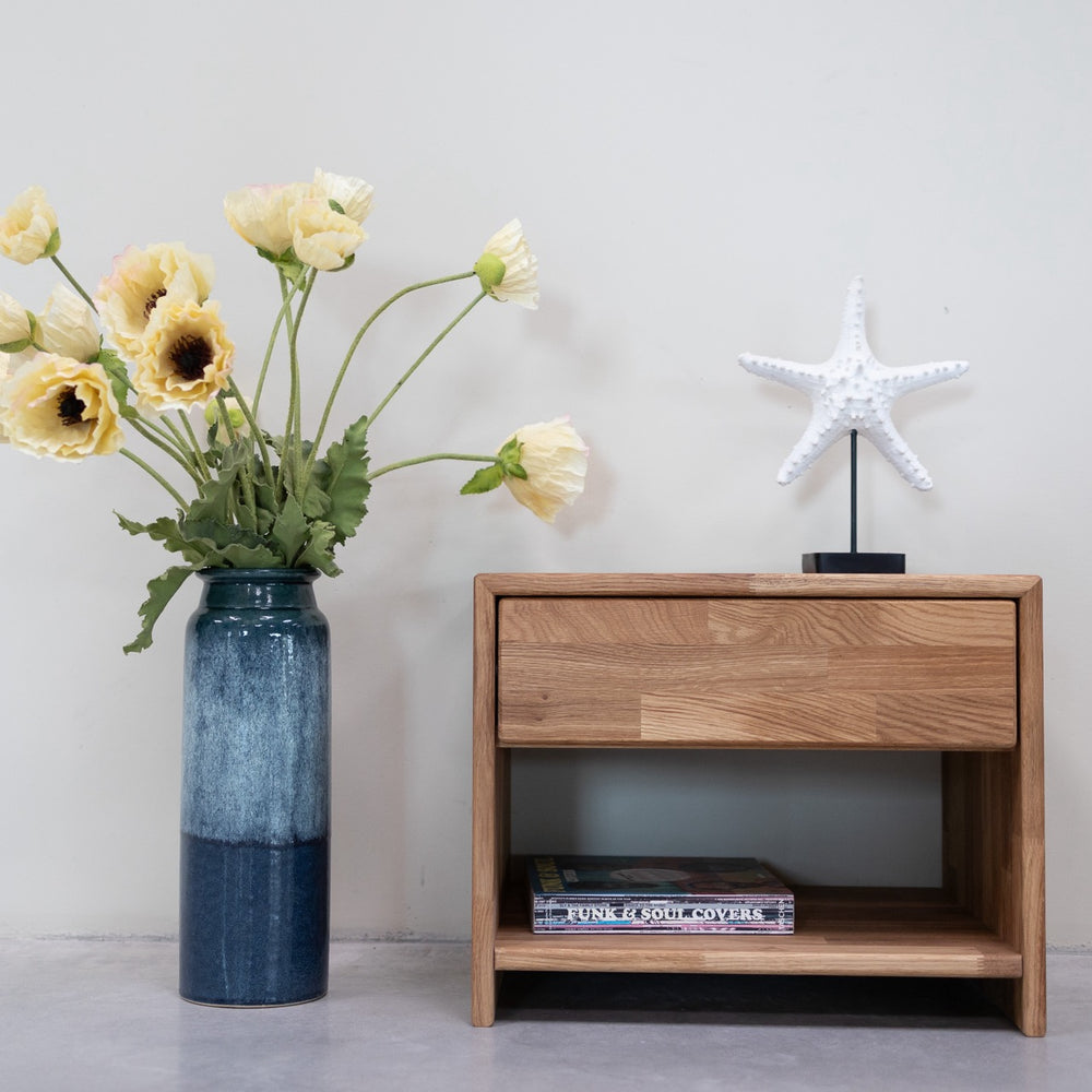 Comodino Judith in rovere massiccio