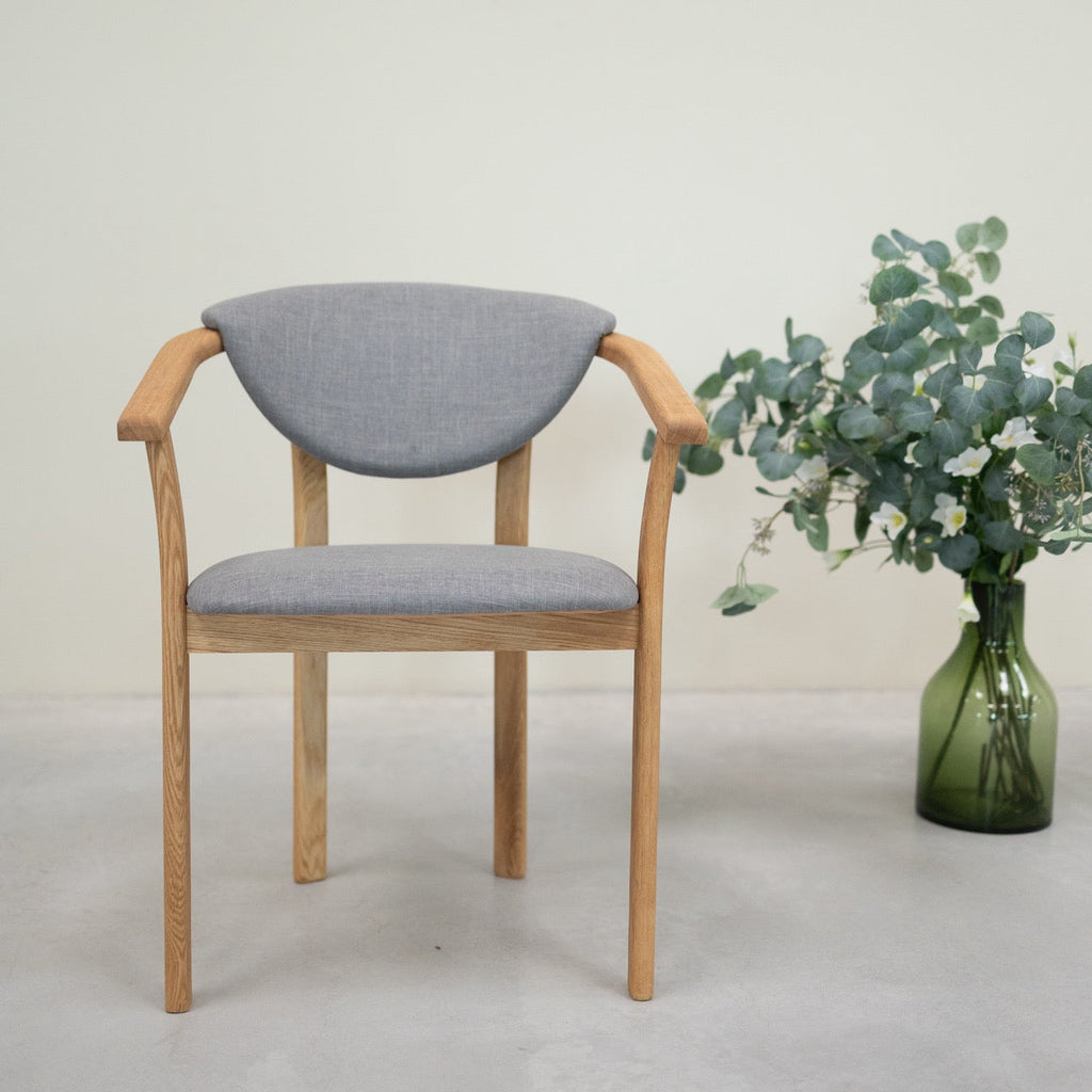 Confezione da 2 o 4 sedie da pranzo Alexis, struttura in rovere massiccio, rivestimento in grigio nordico | NordicStory