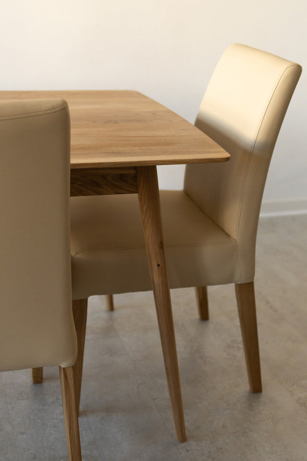 Confezione da 2 o 4 sedie da pranzo Malaga, struttura in rovere massiccio, rivestimento beige | NordicStory