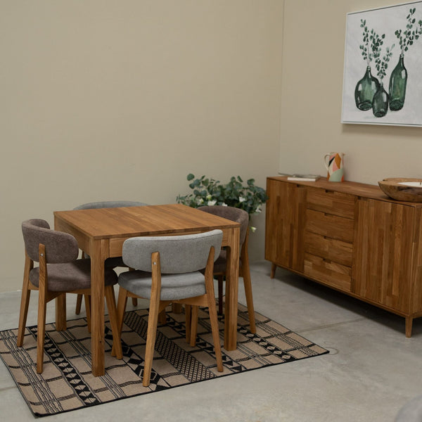 Confezione da 2 o 4 sedie da pranzo Claus in rovere massiccio, rivestite in grigio o marrone | VESKOR