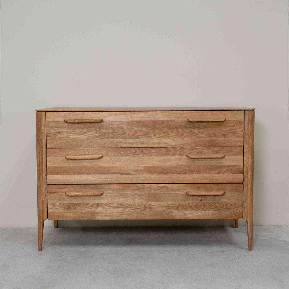 Comò in rovere massiccio Atlanta, 120 x 46,8 x 78,6 cm | NordicStory