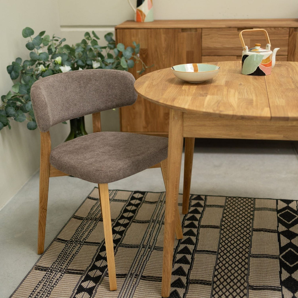 Confezione da 2 o 4 sedie da pranzo Claus in rovere massiccio, rivestite in grigio o marrone | VESKOR