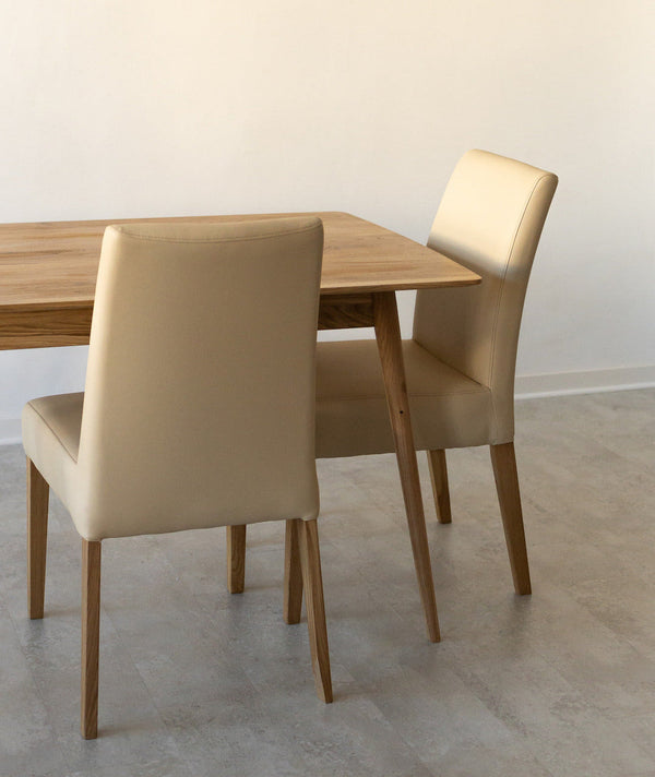 Confezione da 2 o 4 sedie da pranzo Malaga, struttura in rovere massiccio, rivestimento beige | NordicStory