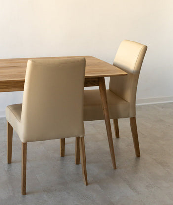 Confezione da 2 o 4 sedie da pranzo Malaga, struttura in rovere massiccio, rivestimento beige | NordicStory