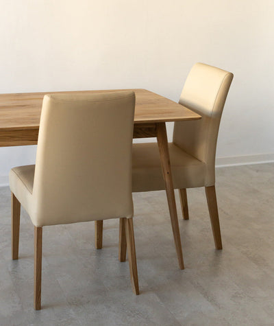 Confezione da 2 o 4 sedie da pranzo Malaga, struttura in rovere massiccio, rivestimento beige | NordicStory
