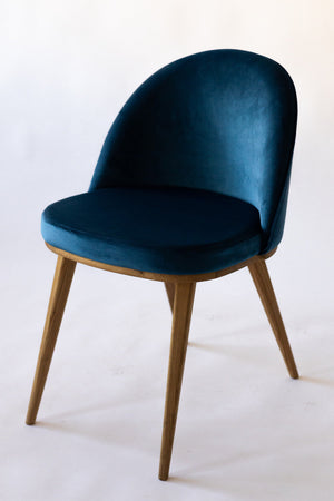 Confezione da 2 o 4 sedie da pranzo Clara, struttura in rovere massiccio, rivestimento in blu Monako | NordicStory