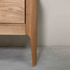 Comodino Atlanta in rovere massiccio, 56,2 x 38,2 x 47 cm | NordicStory