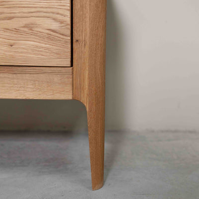 Comodino Atlanta in rovere massiccio, 56,2 x 38,2 x 47 cm | NordicStory